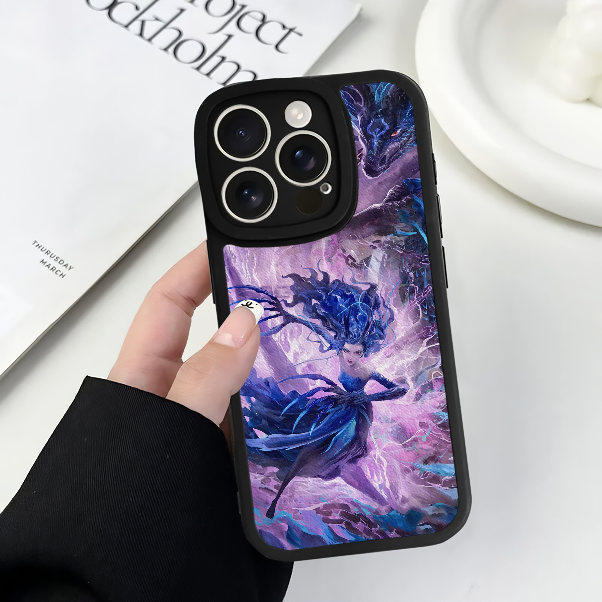 （画像用） Ne Zha 2 ナタ 魔童の大暴れ 【iPhone 16シリーズ対応】シリコンスマホケース（レザー調） 材質：シリコン